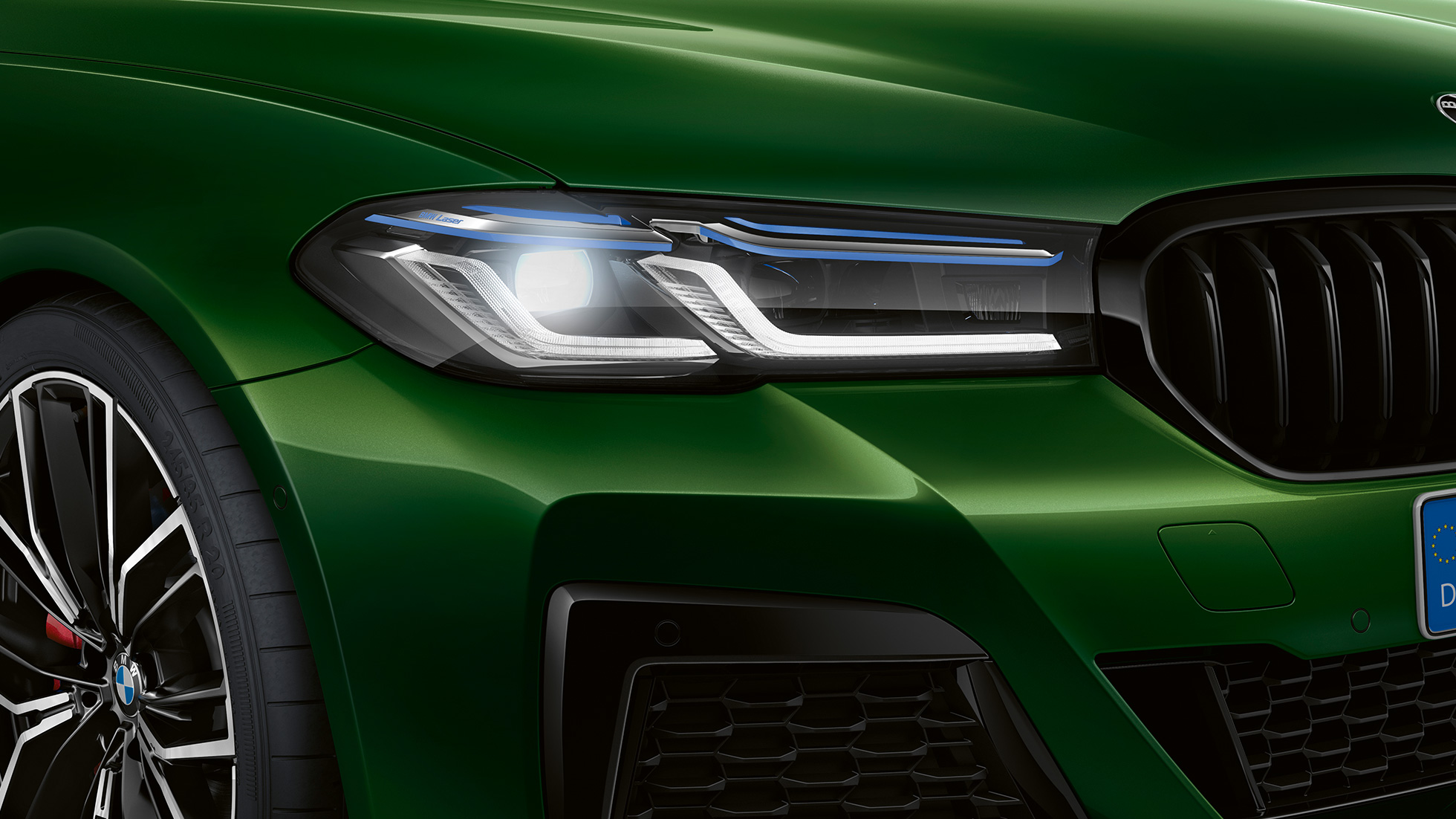 Světlomety BMW Individual Shadow Line BMW M550i xDrive Sedan G30 LCI Facelift 2020 Světlomety BMW Individual Shadow Line BMW M550i xDrive Sedan G30 LCI Facelift 2020 v barvě BMW Invidividual Verde Ermes (zelená) v detailním pohledu na přední část