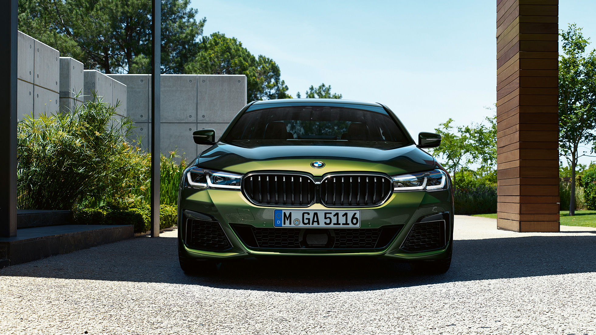Přední část s novou maskou chladiče BMW M550i xDrive Sedan G30 LCI Facelift 2020 Přední část s novou maskou chladiče BMW M550i xDrive Sedan G30 LCI Facelift 2020 v metalické barvě BMW Invidividual Verde Ermes (zelená) při pohledu zepředu