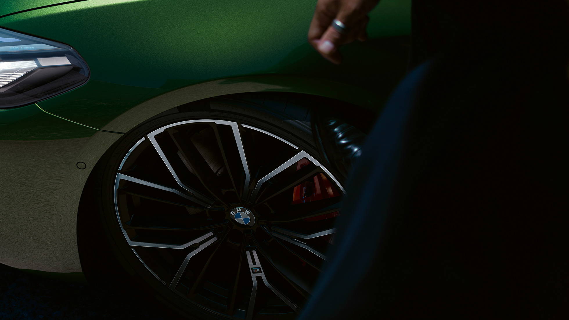 20" M kola z lehké slitiny s červenými M sportovními brzdami BMW M550i xDrive Sedan G30 LCI Facelift 2020 20" M kola z lehké slitiny s červenými M sportovními brzdami BMW M550i xDrive Sedan G30 LCI Facelift 2020