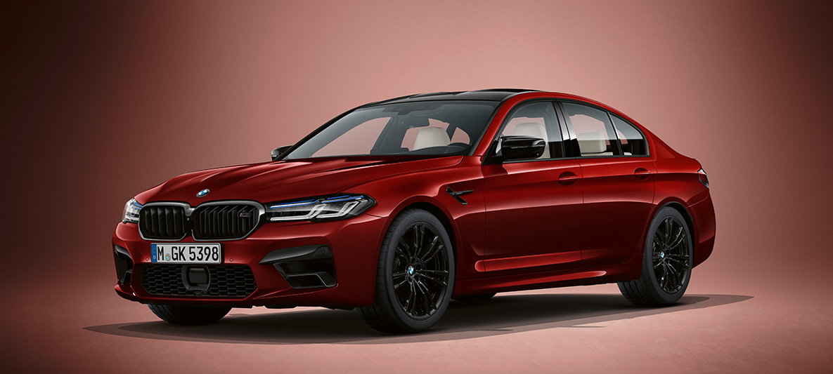 BMW Individual BMW M5 Sedan F90 LCI Facelift 2020 v metalické barvě Aventurine Red (červená) z tříčtvrtečního pohledu zepředu BMW Individual BMW M5 Sedan F90 LCI Facelift 2020 v metalické barvě Aventurine Red (červená) z tříčtvrtečního pohledu zepředu