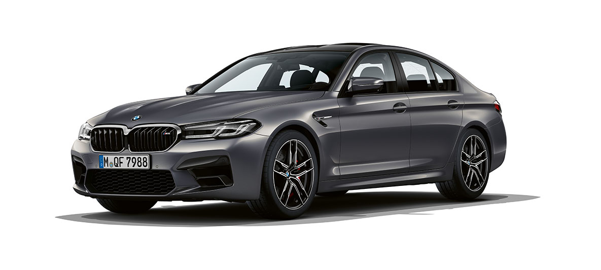 BMW M5 F90 LCI Facelift 2020 tříčtvrteční pohled zepředu BMW M5 F90 LCI Facelift 2020 v metalické barvě Brands Hatch Grey (šedá) z tříčtvrtečního pohledu zepředu