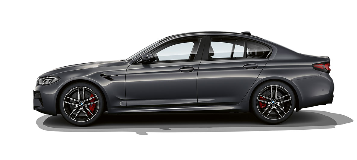 BMW M5 F90 LCI Facelift 2020 pohled z boku BMW M5 F90 LCI Facelift 2020 v metalické barvě Brands Hatch Grey (šedá) z tříčtvrtečního pohledu z boku