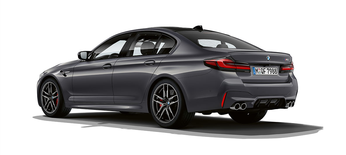 BMW M5 F90 LCI Facelift 2020 tříčtvrteční pohled zezadu BMW M5 F90 LCI Facelift 2020 v metalické barvě Brands Hatch Grey (šedá) z tříčtvrtečního pohledu zezadu
