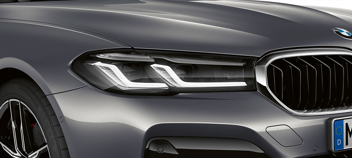 Nové přední světlomety BMW M5 F90 LCI Facelift 2020 pohled zepředu Nové přední světlomety BMW M5 F90 LCI Facelift 2020 v metalické barvě Brands Hatch Grey (šedá) pohled zepředu