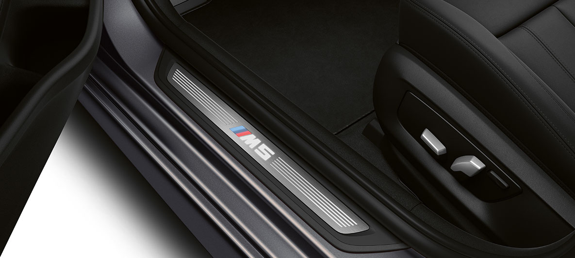 Prahové lišty s nápisem M5 BMW M5 Competition F90 LCI Facelift 2020 interiér Prahové lišty s nápisem M5 BMW M5 Competition F90 LCI Facelift 2020 interiér