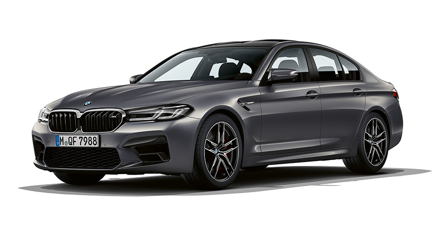 BMW M5 F90 LCI Facelift 2020 v metalické barvě Brands Hatch Grey (šedá) z tříčtvrtečního pohledu zepředu