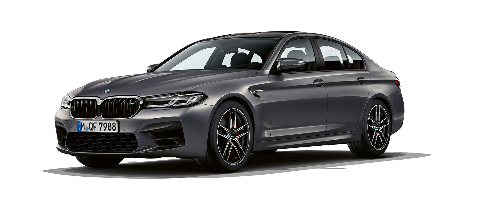 BMW M5 F90 2020 tříčtvrteční pohled zepředu BMW M5 F90 LCI Facelift 2020 v metalické barvě Brands Hatch Grey (šedá) z tříčtvrtečního pohledu zepředu