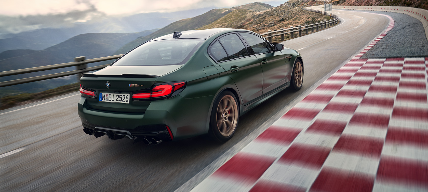 BMW M5 CS F90 2021 v metalické barvě Frozen Deep Green (zelená), tříčtvrteční pohled zezadu BMW M5 CS F90 2021 v metalické barvě Frozen Deep Green (zelená), tříčtvrteční pohled zezadu