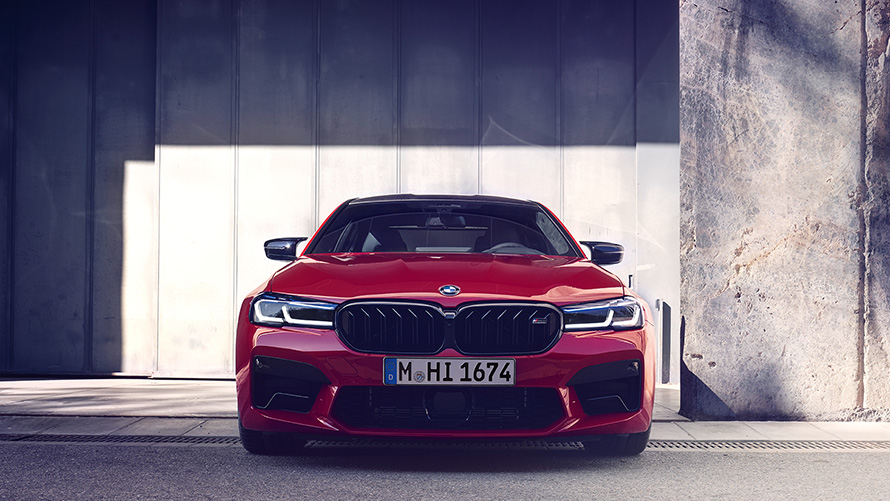 BMW M5 Competition F90 LCI Facelift 2020 v barvě BMW Invidividual Imola Red (červená) pohled zepředu při parkování
