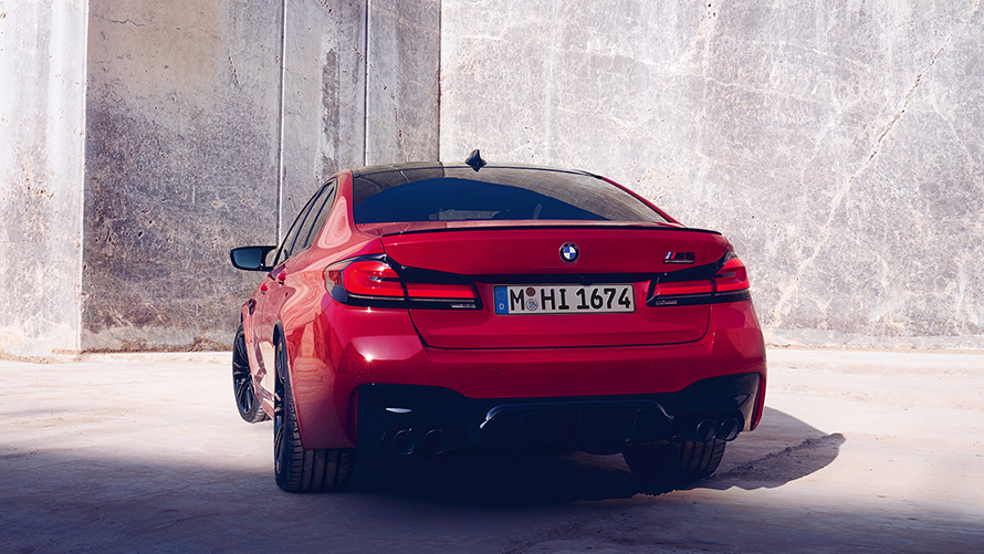 BMW M5 Competition F90 LCI Facelift 2020 v barvě BMW Invidividual Imola Red (červená) pohled zezadu