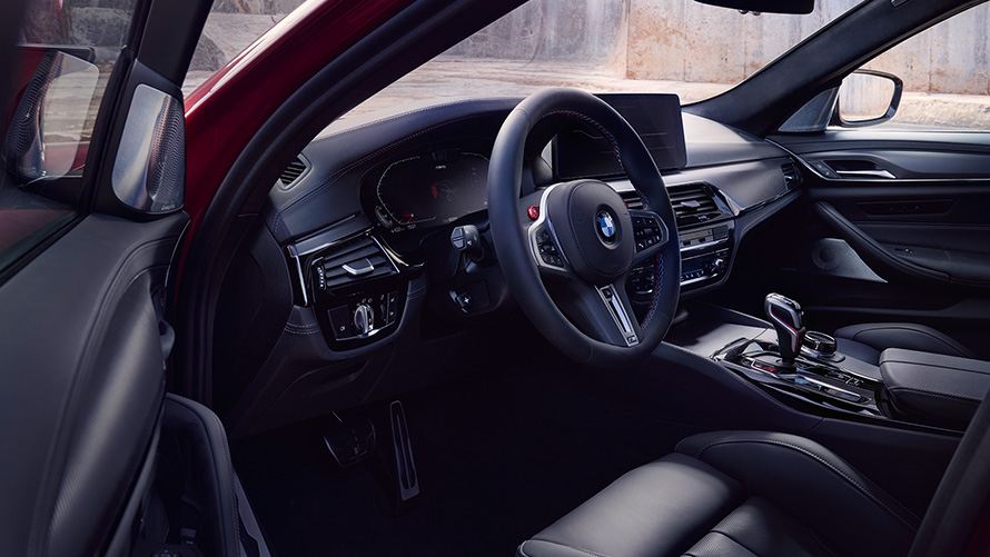 BMW M5 Competition F90 LCI Facelift 2020 kokpit s otevřenými dveřmi