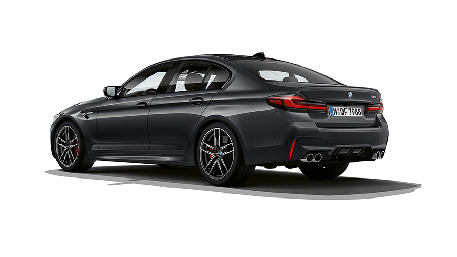 BMW M5 F90 LCI Facelift 2020 v metalické barvě Brands Hatch Grey (šedá) z tříčtvrtečního pohledu zezadu