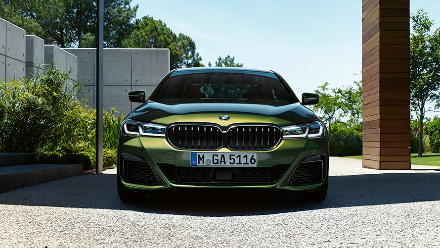 BMW M550i xDrive Sedan G30 LCI Facelift 2020 v metalické barvě BMW Invidividual Verde Ermes (zelená) pohled zepředu 