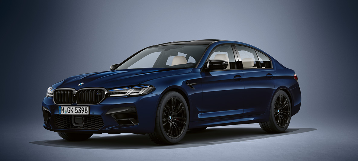 BMW Individual BMW M5 Sedan F90 2020 v metalické barvě Tanzanite Blue (modrá) BMW Individual BMW M5 Sedan F90 LCI Facelift 2020 v metalické barvě Tanzanite Blue (modrá) z tříčtvrtečního pohledu zepředu