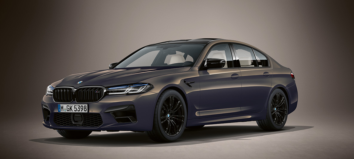 BMW Individual BMW M5 Sedan F90 2020 v metalické barvě Alvite Grey (šedá) BMW Individual BMW M5 Sedan F90 LCI Facelift 2020 v metalické barvě Alvite Grey (šedá) z tříčtvrtečního pohledu zepředu