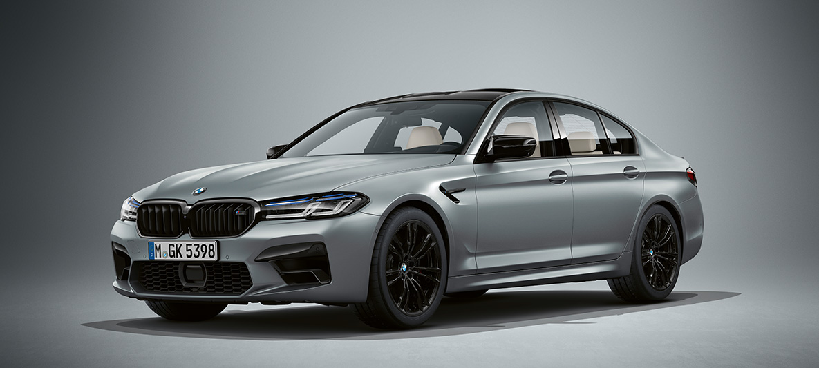 BMW Individual BMW M5 Sedan F90 2020 v metalické barvě Frozen Bluestone (šedá) BMW Individual BMW M5 Sedan F90 LCI Facelift 2020 v metalické barvě Frozen Bluestone (šedomodrá) z tříčtvrtečního pohledu zepředu