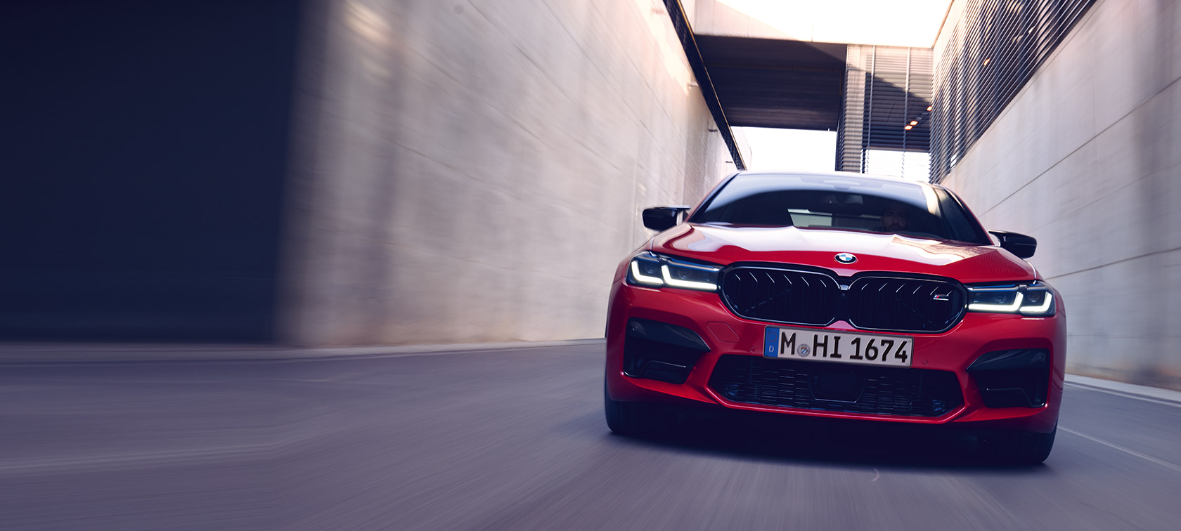 BMW M5 Competition F90 LCI Facelift 2020 BMW Individual Imola Red jízdní záběr zepředu