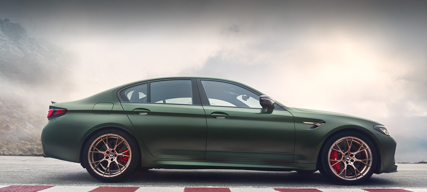 BMW M5 CS F90 2021 v metalické barvě Frozen Deep Green (zelená) tříčtvrteční pohled zepředu BMW M5 CS F90 2021 v metalické barvě Frozen Deep Green (zelená) tříčtvrteční pohled zepředu