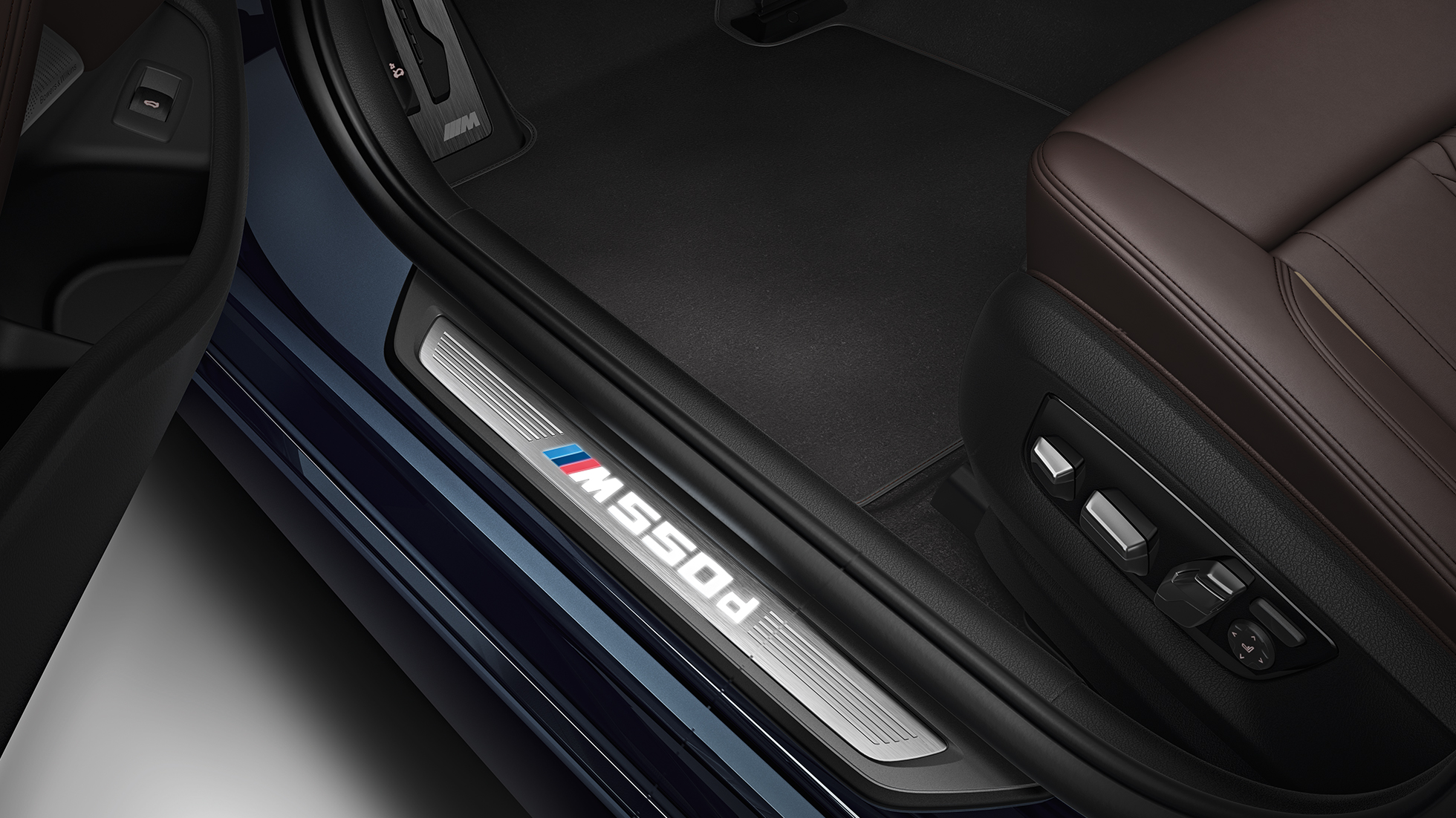 Kryt dveřního prahu BMW M550d xDrive Touring Kryt dveřního prahu BMW M550d xDrive Touring G31 interiér