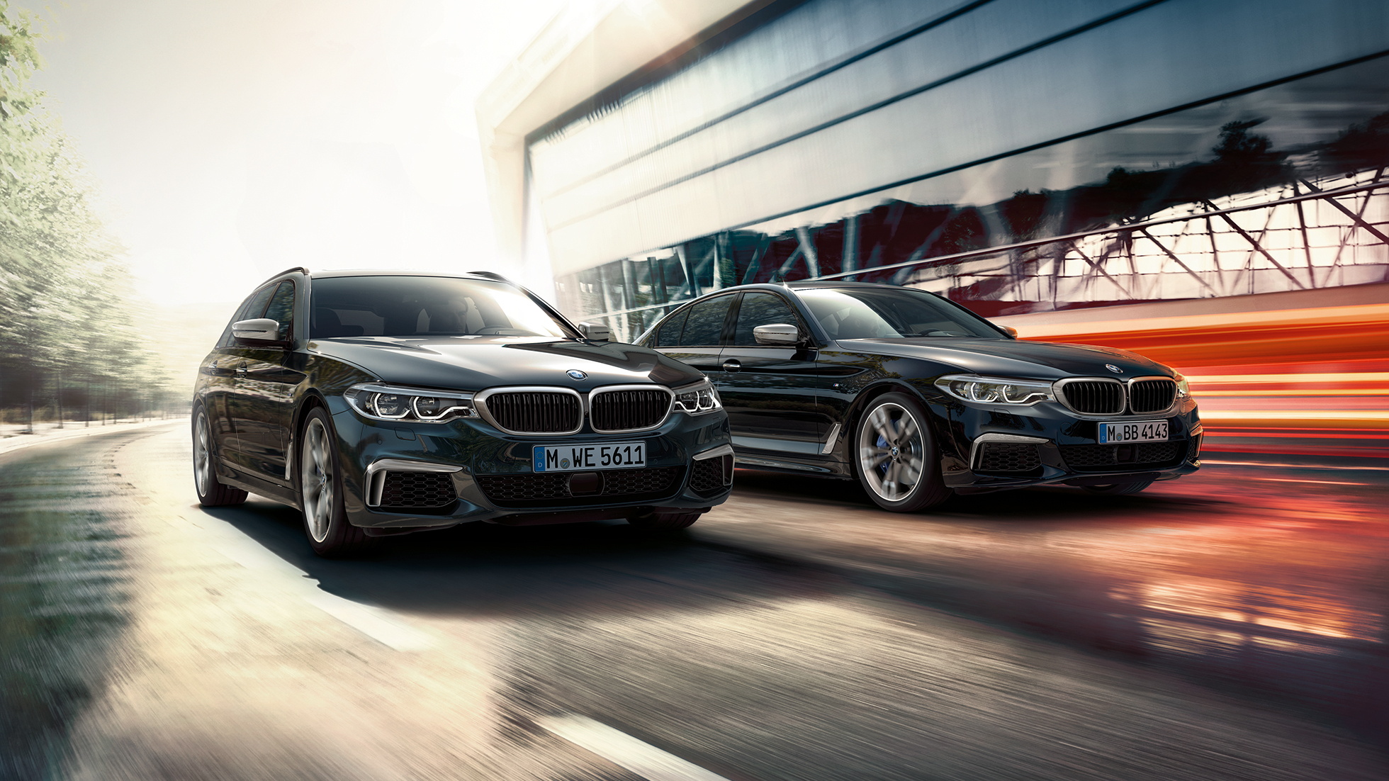 Jízdní dynamika BMW M550d xDrive Touring Jízdní dynamika BMW M550d xDrive Touring G31 v metalickém laku Azurite Black (černá) ze tříčtvrtečního pohledu zezadu BMW M550d Touring speciality