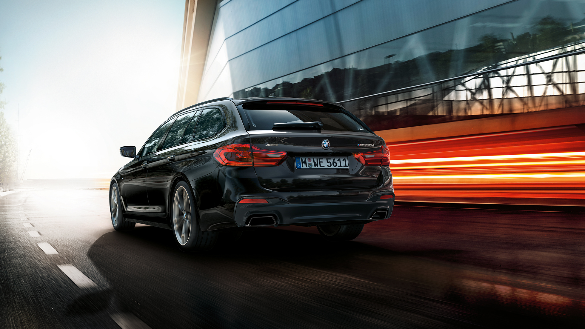 Exteriér BMW M550d xDrive Touring Exteriér BMW M550d xDrive Touring G31 v metalickém laku Azurite Black (černá) ze tříčtvrtečního pohledu zezadu BMW M550d Touring speciality