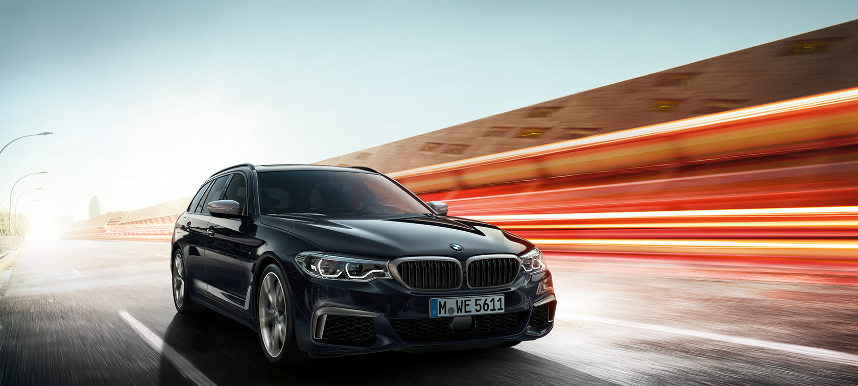 BMW M550d xDrive Touring ze tříčtvrtečního pohledu zepředu BMW M550d xDrive Touring G31 v metalickém laku Azurite Black (černá) ze tříčtvrtečního pohledu zepředu