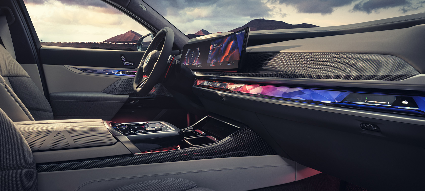 Interiér BMW M760e xDrive Sedan G70 Interiér BMW M760e xDrive Sedan G70 pohled ze strany od spolujezdce