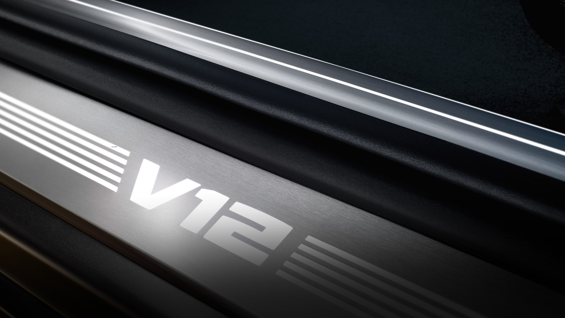 Prahová lišta BMW s nápisem V12 BMW M760Li xDrive Sedan, interiér BMW M760Li