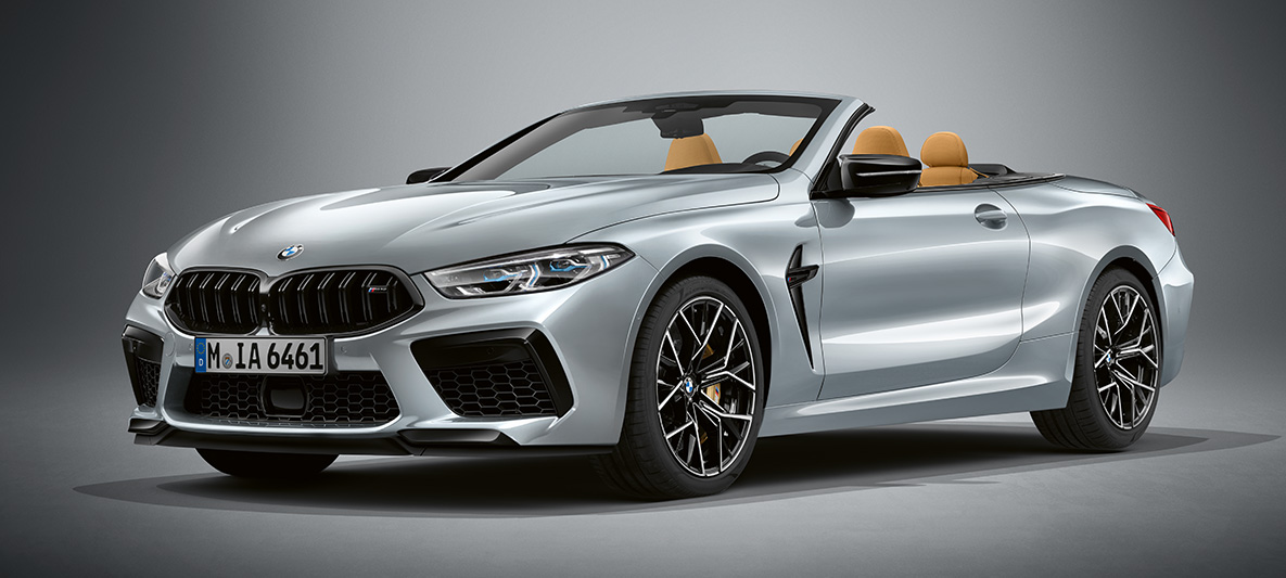 BMW Individual M8 Cabrio ve stříbrné metalíze BMW Individual Pure metal Silver. BMW Individual M8 Cabrio ve stříbrné metalíze BMW Individual Pure metal Silver, tříčtvrteční pohled zepředu.