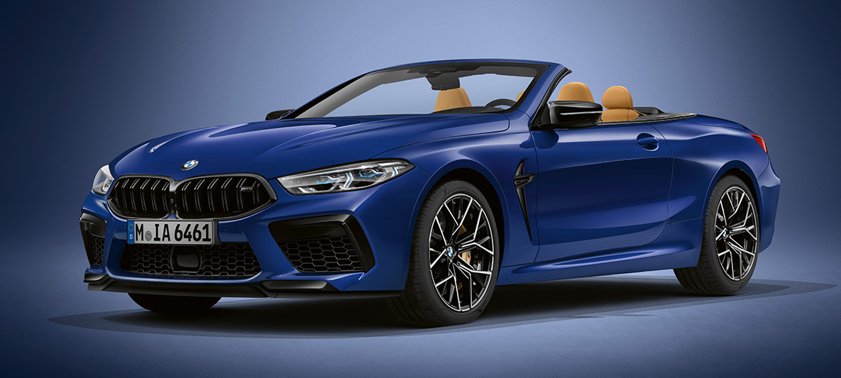 BMW Individual M8 Cabrio v modré metalíze BMW Individual Tanzanite Blue. BMW Individual M8 Cabrio v modré metalíze BMW Individual Tanzanite Blue, tříčtvrteční pohled zepředu.