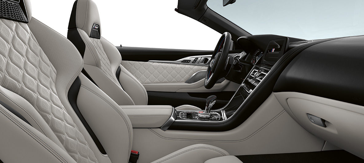 Celokožené čalounění Merino | Silverstone a leskle černé obložení interiéru BMW Individual Piano Finish Black. BMW M8 Competition Cabrio, interiér v celokoženém čalounění jemnou kůží Merino | Silverstone a leskle černé obložení interiéru BMW Individual Piano Finish Black.