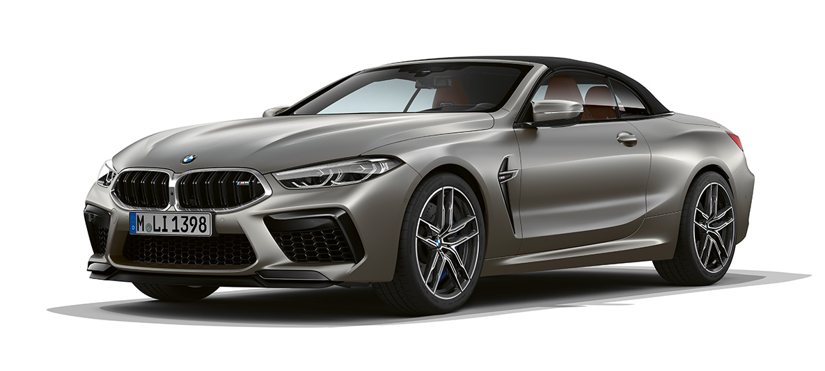 BMW M8 Cabrio, tříčtvrteční pohled zpředu. BMW M8 Cabrio v barvě Frozen Dark Silver, tříčtvrteční pohled zpředu.
