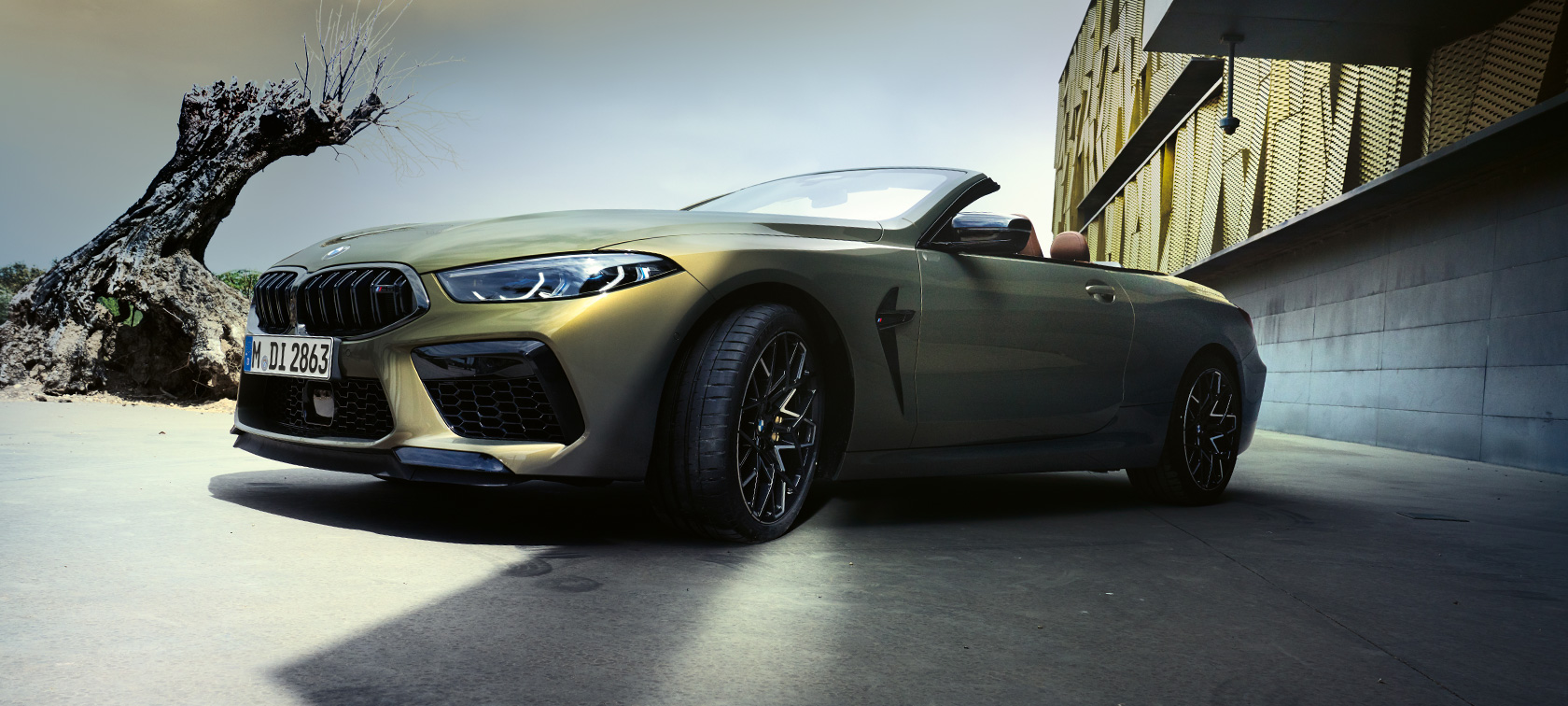 Tříčtvrteční pohled zepředu BMW M8 Competition Cabrio F91 LCI 2022 BMW M8 Competition Cabrio F91 LCI Facelift 2022 metalický lak BMW Individual Brass (zelená) tříčtvrteční pohled zepředu z podhledu