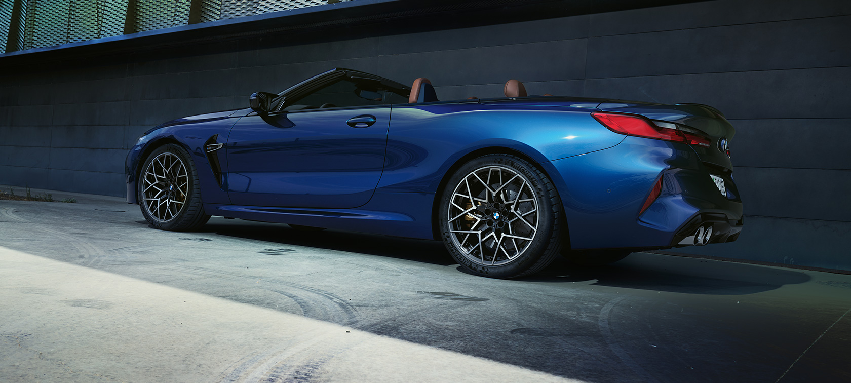 Tříčtvrteční pohled zezadu BMW M8 Cabrio F91 LCI Facelift 2022 BMW M8 Cabrio F91 LCI Facelift 2022 metalický lak BMW Individual Tanzanite Blue (modrá) tříčtvrteční pohled zezadu