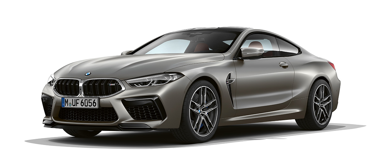 BMW M8, tříčtvrteční pohled zpředu. BMW M8 Coupé v barvě Frozen Dark Silver, tříčtvrteční pohled zpředu.