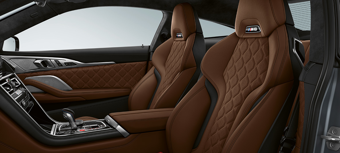 M sportovní sedadla s logem M. BMW M8 Coupé, interiér s M sportovními sedadly s celokoženým čalouněním Merino Taruma Brown.