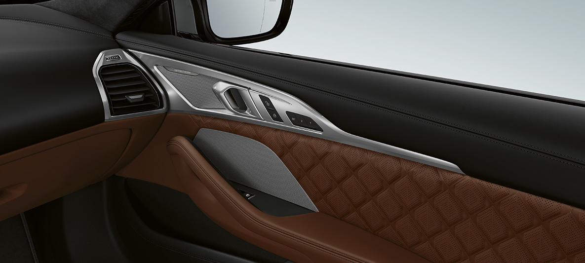 Bowers & Wilkins Diamond Surround Sound System. BMW M8 Coupé, interiér s audiosystémem Bowers & Wilkins Diamond Surround Sound.
