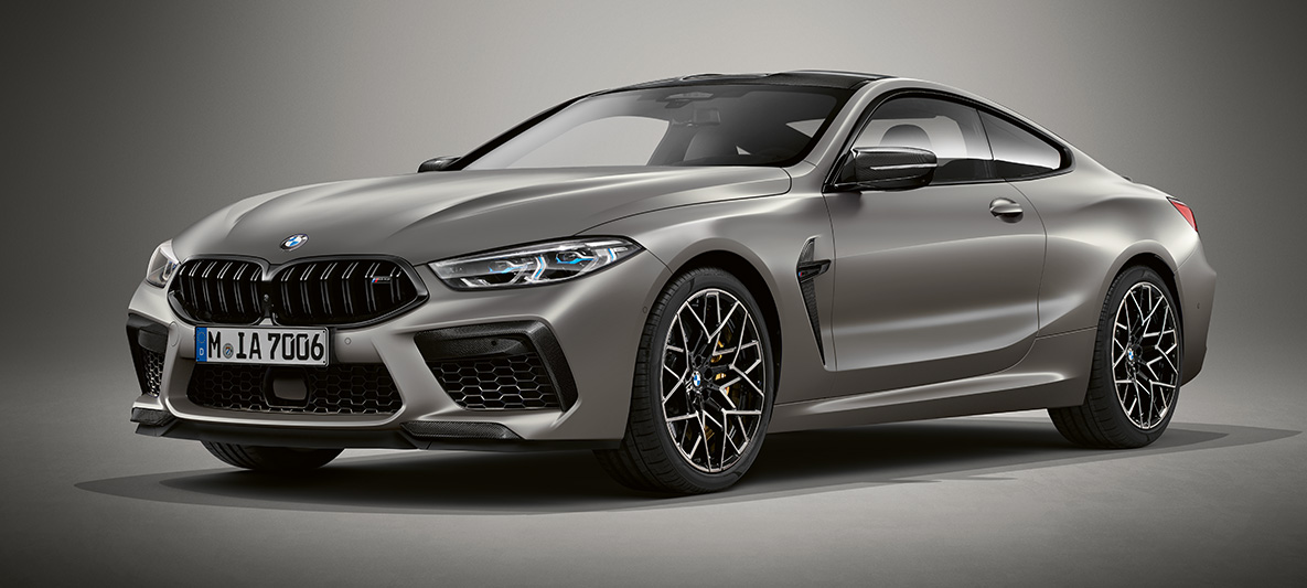 BMW Individual M8 Coupé v metalické barvě BMW Individual Frozen Dark Silver. BMW Individual M8 Coupé v metalické barvě BMW Individual Frozen Dark Silver, tříčtvrteční pohled zepředu.