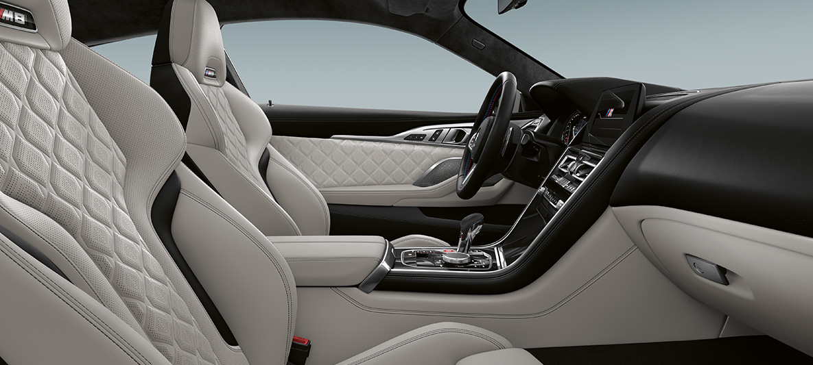 Celokožené čalounění jemnou kůží Merino | Silverstone a obložení interiéru BMW Individual Piano Finish Black. BMW Individual M8 Coupé, interiér v celokoženém čalounění jemnou kůží Merino | Silverstone a obložení interiéru BMW Individual v provedení Piano Finish Black.