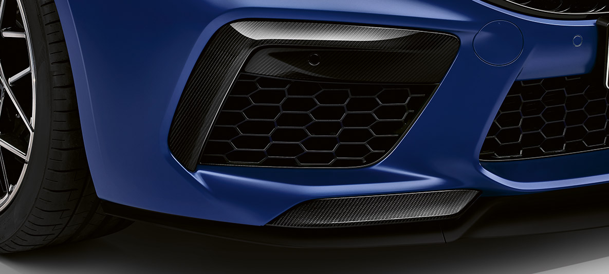 Karbonové nasávací otvory. BMW M8 Competition Coupé, vstupy vzduchu exteriérového paketu M Carbon.