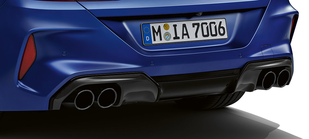 Karbonový zadní nárazník. BMW M8 Competition Coupé, zadní nárazník jako součást exteriérového paketu M Carbon.