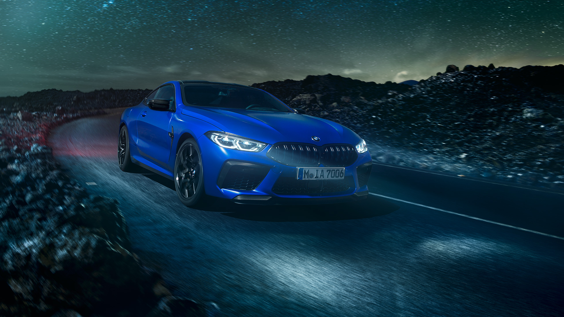 BMW M8 Competition Coupé. BMW M8 Competition Coupé v metalické barvě Marina Bay Blue, tříčtvrteční pohled zepředu.