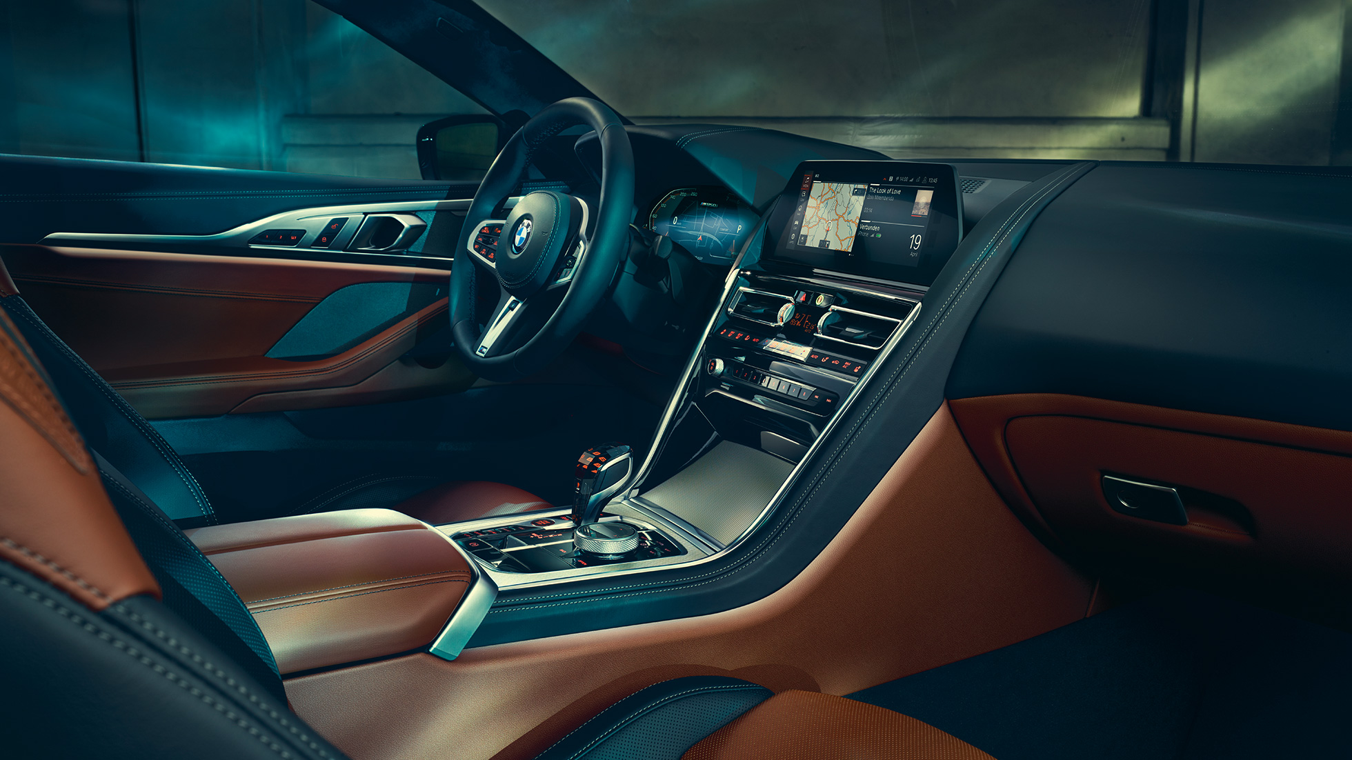 BMW M850i xDrive Coupé, kokpit. BMW M850i xDrive Coupé, kokpit s BMW Live Cockpit Professional a M koženým volantem.