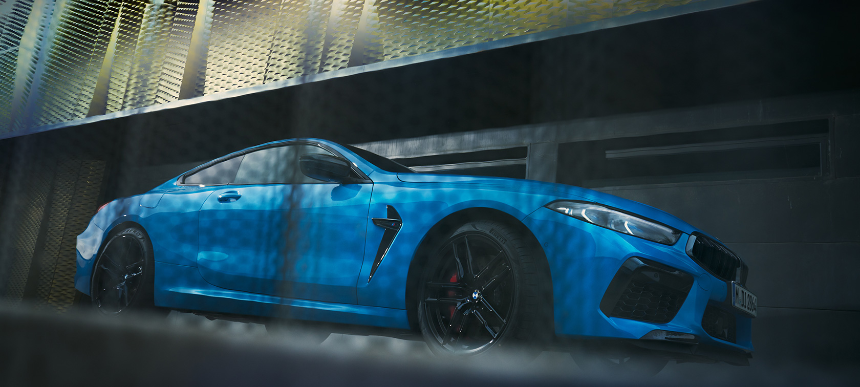 BMW M8 Competition Coupé F92 LCI Facelift 2022 pohled z boku od země BMW M8 Competition Coupé F92 LCI 2022 BMW barva Dayton Beach Blue (modrá) pohled z boku statický před budovou od země
