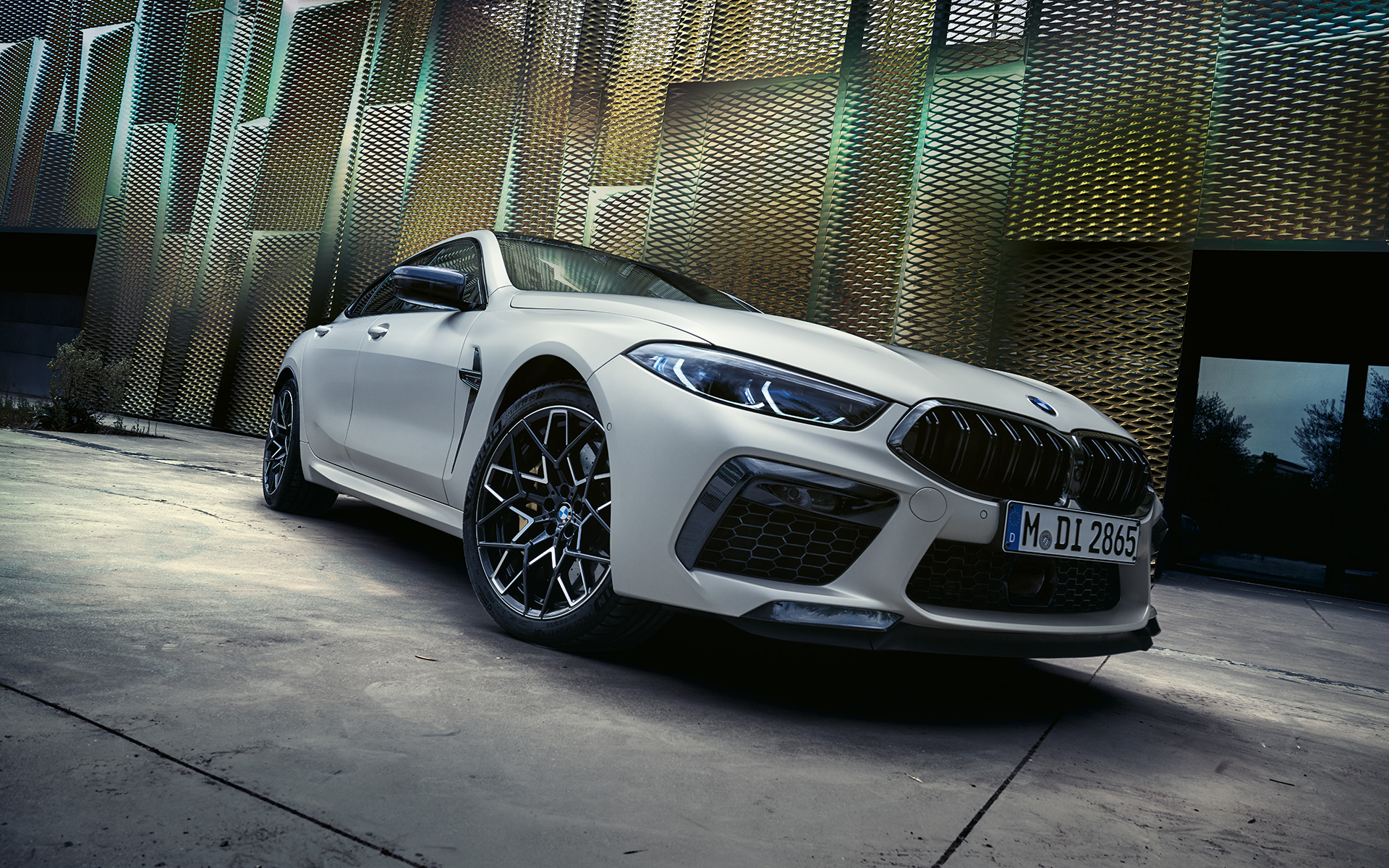 Tříčtvrteční pohled zepředu BMW M8 Competition Gran Coupé F93 LCI 2022 BMW M8 Competition Gran Coupé F93 LCI Facelift 2022 v metalické barvě BMW Invidividual Frozen Brilliant White (bílá) ze tříčtvrtečního pohledu zepředu od země
