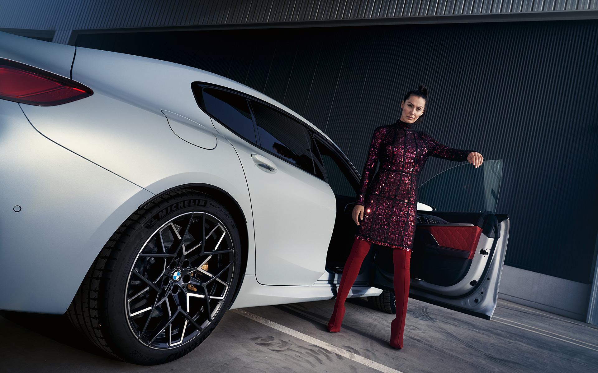 BMW M8 Competition Gran Coupé F93 LCI 2022 ze tříčtvrtečního pohledu zezadu od země BMW M8 Competition Gran Coupé F93 LCI Facelift 2022 v metalické barvě BMW Invidividual Frozen Brilliant White (bílá) ze tříčtvrtečního pohledu zezadu od země