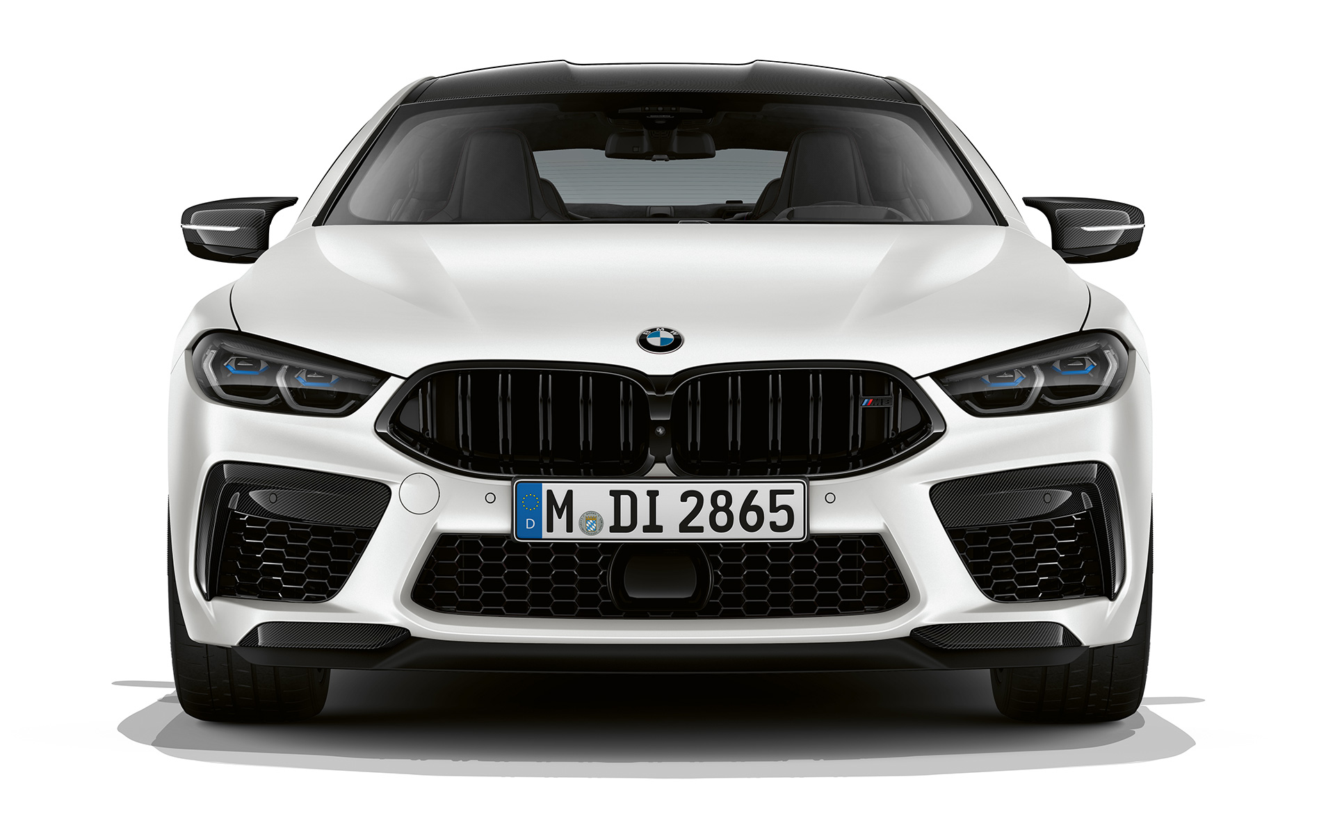 BMW M8 Competition Gran Coupé F93 LCI 2022 M sportovní sedadla BMW M8 Competition Gran Coupé F93 LCI Facelift 2022 v metalické barvě BMW Invidividual Frozen Brilliant White (bílá) pohled zepředu