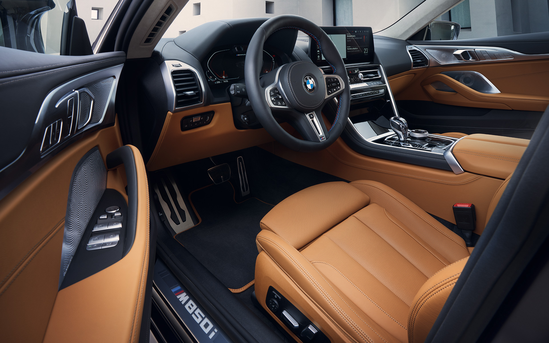 Interiér kokpit BMW M850i xDrive Gran Coupé G16 LCI Facelift 2022 BMW M850i xDrive Gran Coupé G16 LCI Facelift 2022 interiér kokpit přes otevřené dveře řidiče