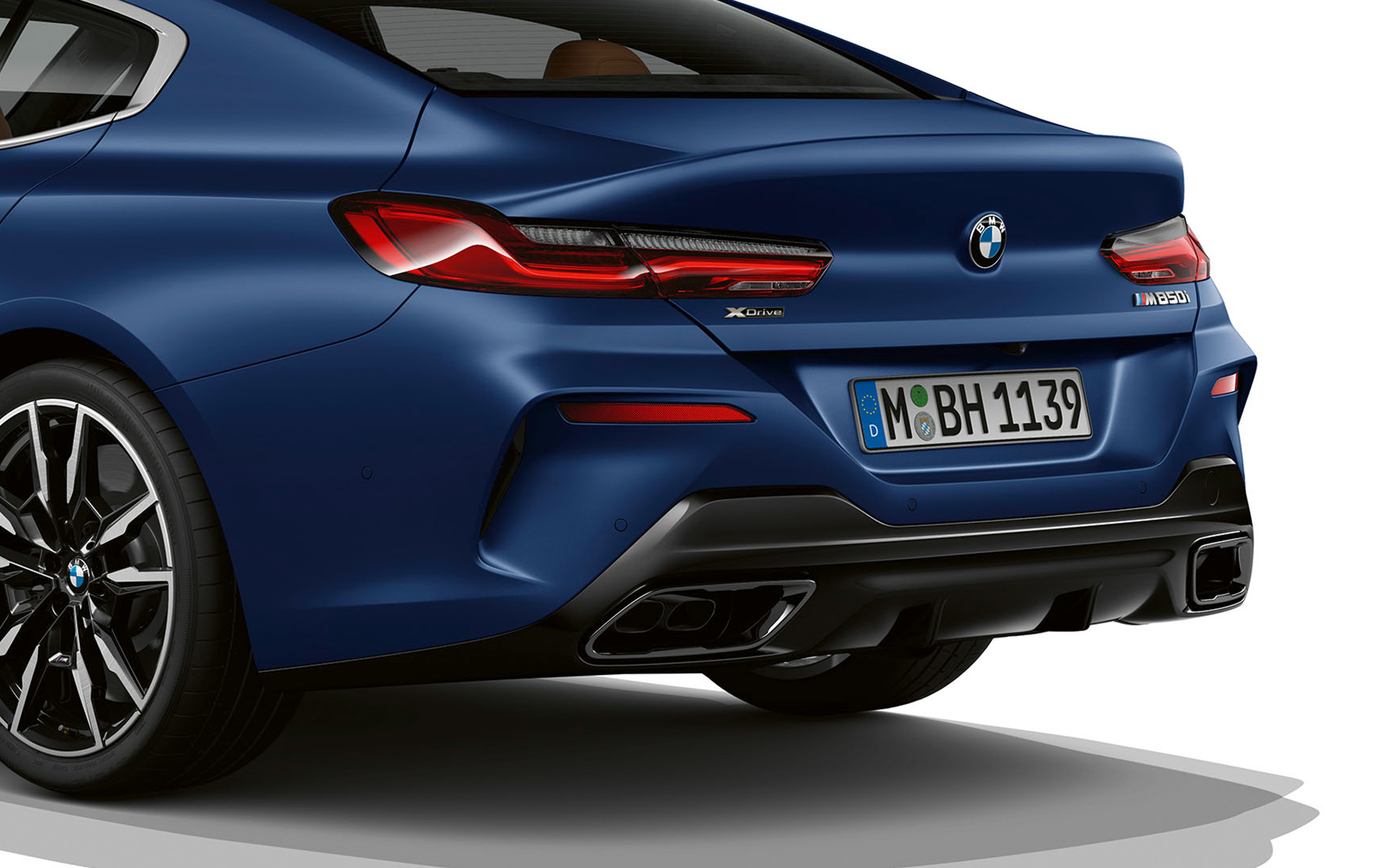 Tříčtvrteční pohled zezadu BMW M850i xDrive Gran Coupé G16 LCI Facelift 2022 BMW M850i xDrive Gran Coupé G16 LCI Facelift tříčtvrteční pohled zezadu s detailem na zadní část