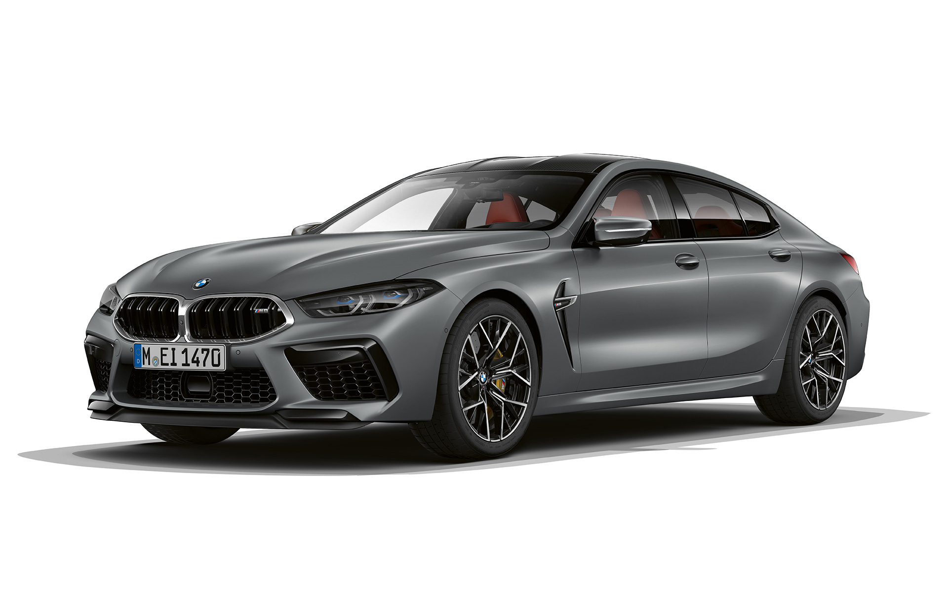 Tříčtvrteční pohled zepředu BMW M8 Gran Coupé F93 LCI Facelift 2022 BMW M8 Gran Coupé F93 LCI Facelift 2022 v metalické barvě BMW Invidividual Frozen Brilliant White (bílá) ze tříčtvrtečního pohledu zepředu